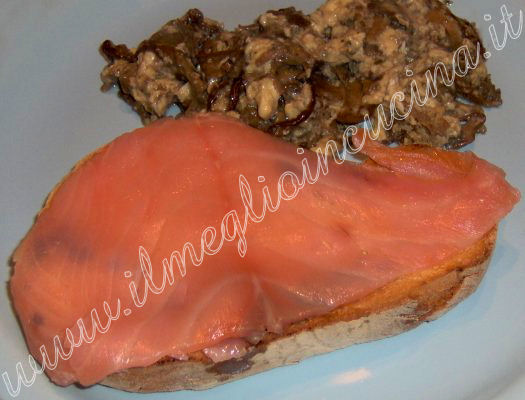 Bruschette al salmone con funghi