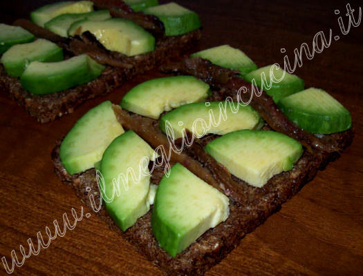 Crostini di avocado e aringa