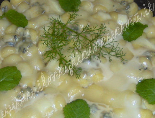 Gnocchetti with fresh mustard leaves