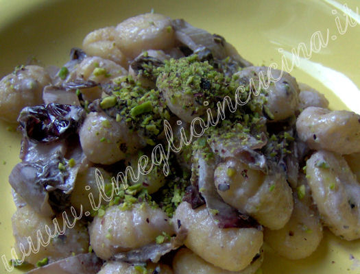 Gnocchi con radicchio e pistacchi