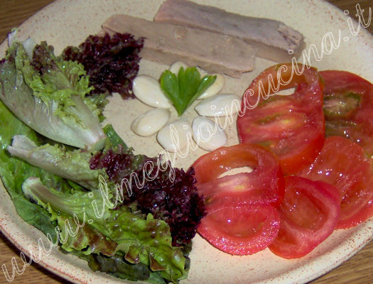 Insalata con tonno e mandorle