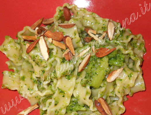 Pasta con broccoli e mandorle