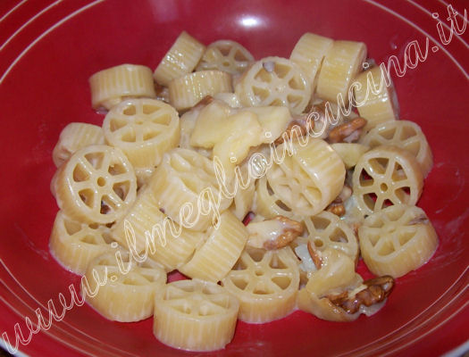 Pasta con mele e noci