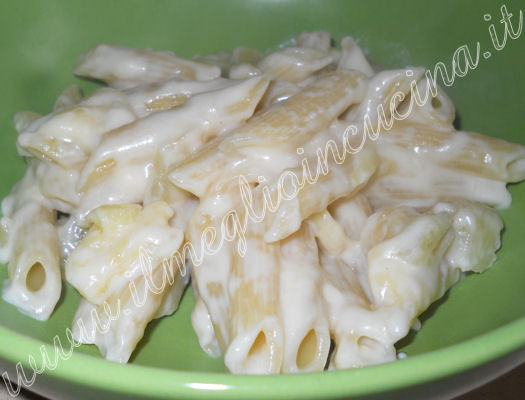 Pasta con pere e formaggio