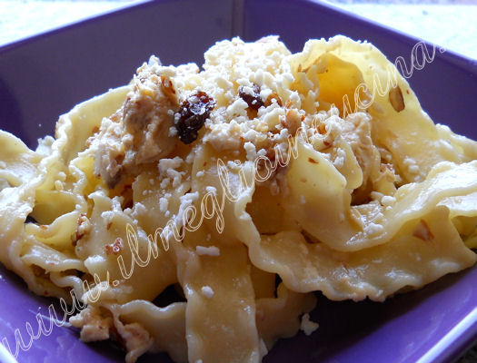 Pasta al pollo e mandorle