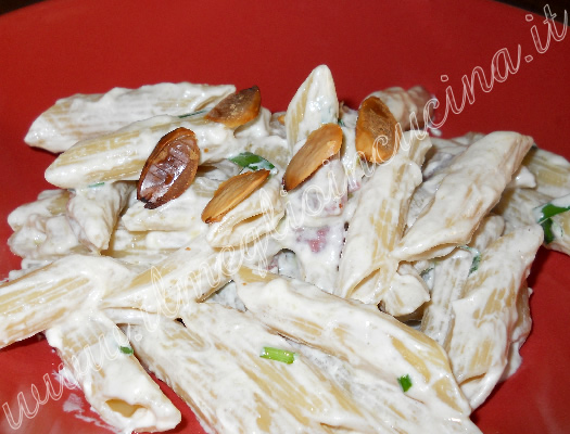 Penne con salamino e mandorle