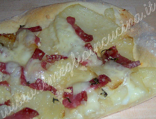 Pizza con patate e salame