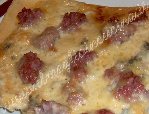 Pizza con salsiccia e gorgonzola