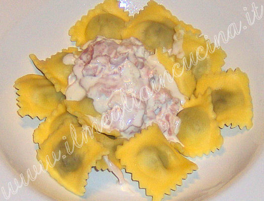 Ravioli con panna e prosciutto