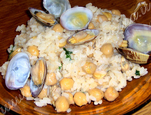 Rice with clams and chickpeas