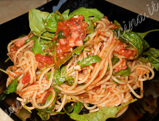 Spaghettini con pancetta e rucola