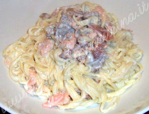 Tagliolini al salmone e prosciutto