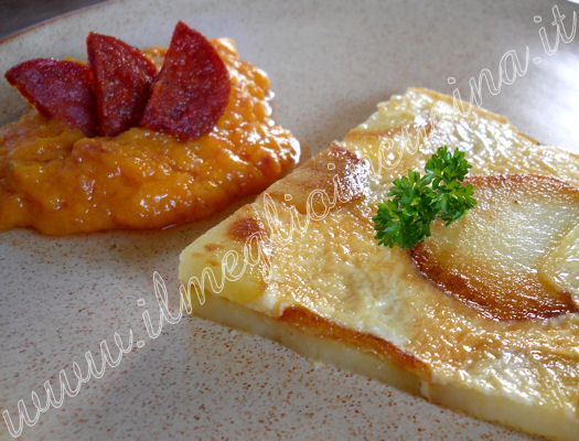 Tortilla di patate con salsa al peperone